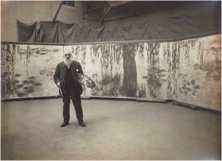 アトリエの前に立つ晩年のモネ